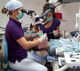 caz tratament endodontic microscop